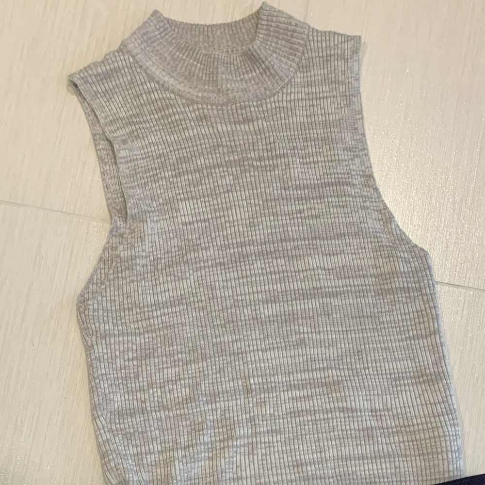 Francesca’s sleeveless mock turtle neck top size L